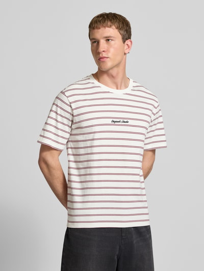Männermodel trägt T-Shirt mit Streifenmuster und Rundhalsausschnitt von JACK & JONES aus reiner Baumwolle im Regular-Fit, Ganzkörperansicht von vorne.