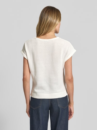 Frauenmodel trägt Strickshirt mit Rundhalsausschnitt Modell 'Sishell' von OPUS, cremeweiß, Baumwoll-Mix, Regular Fit, Ganzkörperansicht Rückansicht.