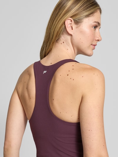 Frauenmodel trägt Cropped Top mit integriertem Bustier Modell 'Anywhere' von Fabletics in Elastischer-Material-Mix, Rückenlänge 42 cm, Nahaufnahme Rückansicht.