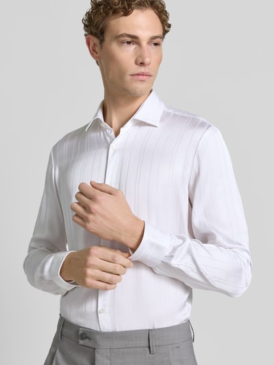 Männermodel trägt weißes Slim-Fit Businesshemd aus reiner Viskose Modell 'KENNO' von HUGO, dezente Streifen, Herren, Nahaufnahme Oberkörper.
