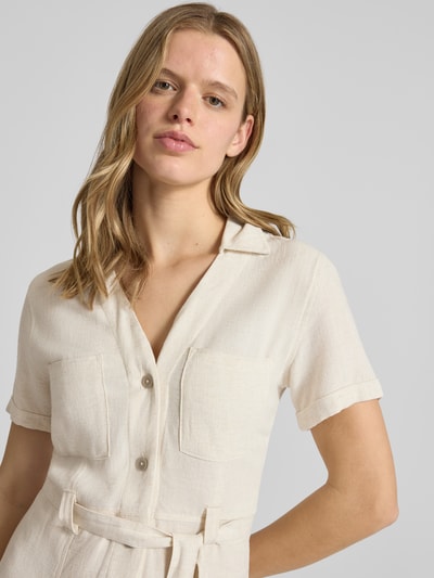 Frauenmodel trägt schmales Freizeitkleid aus Viskose-Leinen-Mix Modell 'SIESTA' von Only, unifarben, Flammgarn, Nahaufnahme Oberkörper