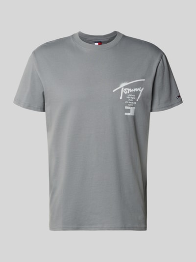Produktfoto, Regular Fit T-Shirt aus reiner Baumwolle von Tommy Jeans in Unifarbe, Jersey-Textur, kurzer Ärmel, Label-Schriftzug vorn, Rundhals.