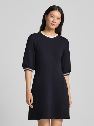 Kobiece model prezentuje Regular Fit Kleid aus Baumwoll-Mix od Marc Cain, kolor ciemnogranatowy, okrągły dekolt, rękaw o dł. 1/2, długość do kolan, tekstura gładka, Długość tyłu w rozmiarze 36: 92 cm, Szerokość w rozmiarze 36: 46 cm, Długość rękawów w rozmiarze 36: 39 cm, Ganzkörperansicht z przodu