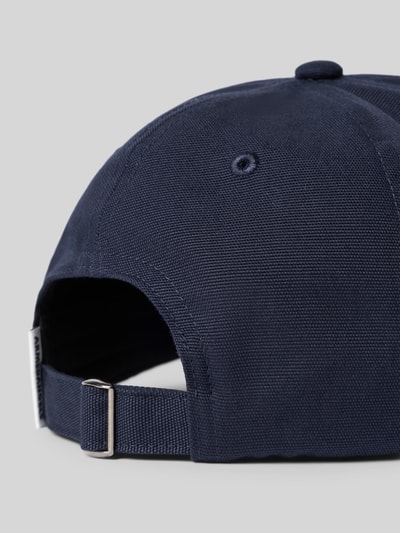 Produktfoto, dunkelblaue Cap aus reiner Baumwolle Modell 'YENAAS' von ARMEDANGELS, verstellbarer Riemen, grobe Textur, Herren Cap