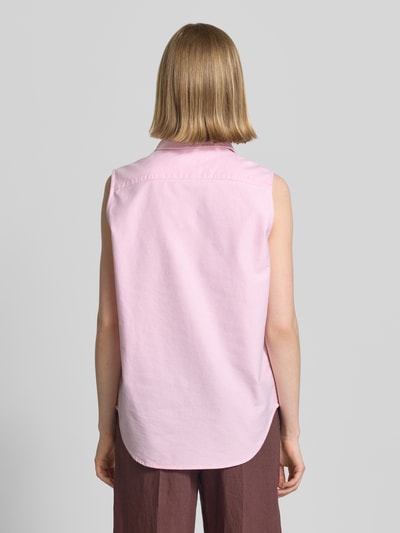 Vrouwenmodel draagt 'Relaxed Fit Hemdbluse aus reiner Baumwolle' van Polo Ralph Lauren in effen lichtroze Oxford-katoen, rugaanzicht, zonder mouwen.