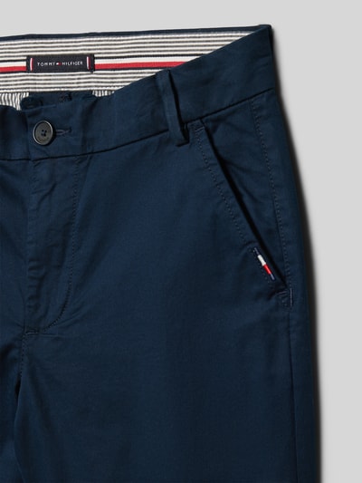 Produktfoto, Slim Fit Chino aus Baumwoll-Mix von Tommy Hilfiger Teens in Unifarben, seitliche Eingrifftaschen, Gürtelschlaufen, Logo-Stitching, Bundabschluss mit Weitenregulierung innen, Gesäßtaschen, glatte Stoffstruktur, Farbe Dunkelblau