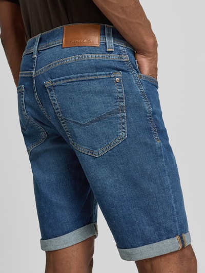 Männermodel trägt Straight Fit Shorts in Denim-Optik von Pierre Cardin, 5-Pocket-Design, Baumwoll-Mix, Knopf-Reißverschluss, Ganzkörperansicht Rückansicht.