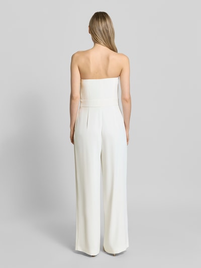 Frauenmodel trägt Jumpsuit im Off-Shoulder-Look mit Drapierungen von Comma aus Material-Mix mit Stretch-Anteil, Ganzkörperansicht Rückansicht.