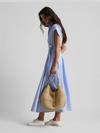 Frauenmodel trägt tailliertes Hemdblusenkleid aus reiner Baumwolle von Polo Ralph Lauren in Hellblau, mit Gürtel und Logo, seitliche Eingrifftaschen, Maxi-Länge, kurzarm, unifarbene Optik, gerade Saumform, Detailaufnahme seitlich.