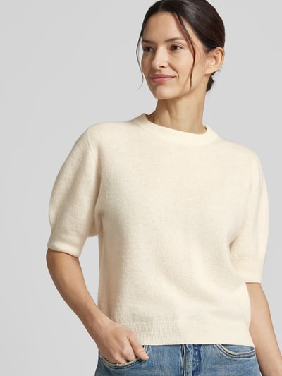 Frauenmodel trägt Strickpullover aus Alpaka-Mix Modell 'SANIDY' von Drykorn, cremefarben, Regular Fit, Halbarm, Nahaufnahme Oberkörper.