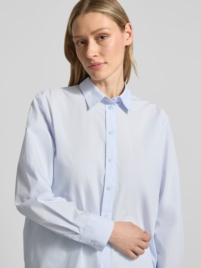 Frauenmodel trägt Hemdbluse mit Knopfleiste von Christian Berg Woman aus Reine Baumwolle, Straight Fit, Hellblau, Nahaufnahme Oberkörper.
