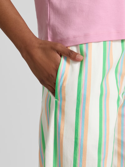 Frauenmodel trägt Hose aus Baumwolle im Allover-Look von Emily Van den Bergh, Reine Baumwolle, elastischer Bund, Nahaufnahme Oberkörper.