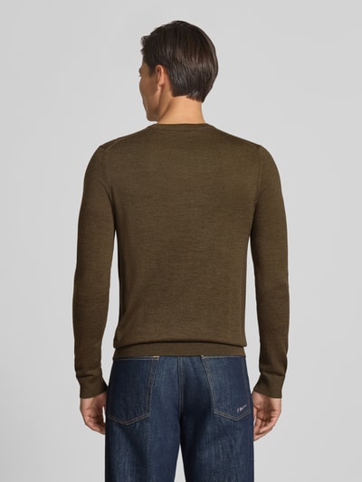 Männermodel trägt Strickpullover aus Woll-Mix mit V-Ausschnitt von Christian Berg Men in Oliv, Regular Fit, Ganzkörperansicht Rückansicht