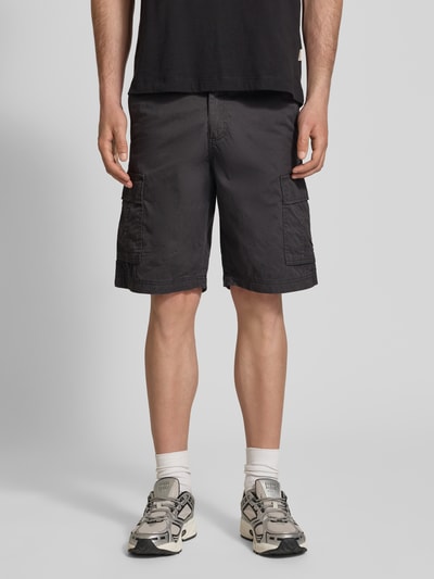 Männermodel trägt Shorts mit Cargotaschen Modell 'COLE MATTY' von Jack & Jones aus Reine Baumwolle, Regular-Fit, Ganzkörperansicht von vorne.