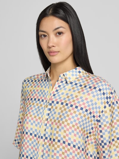 Frauenmodel trägt Relaxed Fit Bluse aus Viskose-Mix im Allover-Look von Jake*s Casual mit Hemdblusenkragen und Knopfleiste, vielfältige Farben, leicht glänzende, glatte Textur, Kontext: Damen Bluse, Viskose-Mix, Relaxed-Fit, Allover-Look, Rückenlänge bei Größe 36: 60 cm, Ärmellänge bei Größe 36: 28 cm, Nahaufnahme Oberkörper.