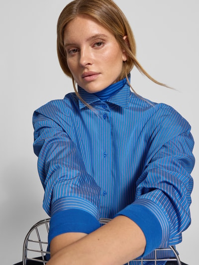 Vrouwenmodel draagt overhemdblouse in koningsblauw met streepdessin van Style Icon Collection, mix van viscose en lyocell, oversized, overhemdkraag, doorlopende knoopsluiting, verlaagde schouders, 1-knoopsmanchetten, ruglengte bij maat S 79 cm, mouwlengte bij maat S 50 cm, close-up bovenlichaam