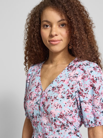 Vrouwenmodel draagt Tailliertes Freizeitkleid aus Viskose-Baumwoll-Mix van Marc O'Polo Denim met all-over motief, diepe V-hals, mix van viscose en katoen, detailopname bovenlichaam.