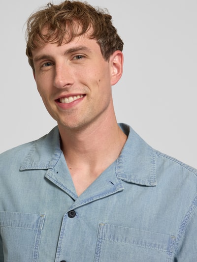 Männermodel trägt relaxed fit vrijetijdsoverhemd uit puur katoen van g-star, heren jeanshemd, lichtblauw, nahaufnahme oberkörper.