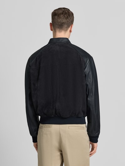 Männermodel trägt Lederjacke mit Zweiwege-Reißverschluss und Eingrifftaschen von ARMANI EXCHANGE in Schwarz, Ziegenleder, Rückansicht, Ganzkörperansicht Rückansicht.