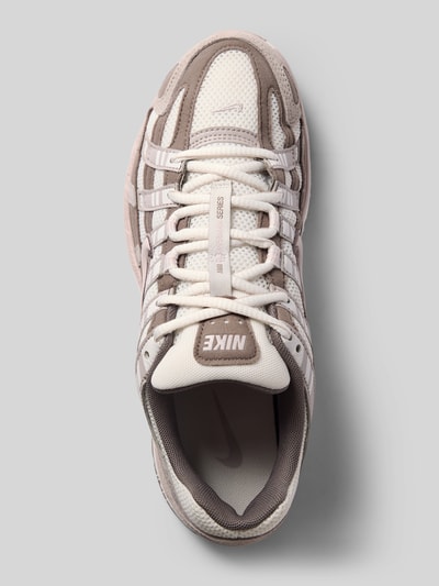 Produktfoto, Sneaker mit Logo-Stitching Modell 'P-6000' von Nike in Beige und Weiß, viele strukturierte Details, Damen Sneaker von Nike