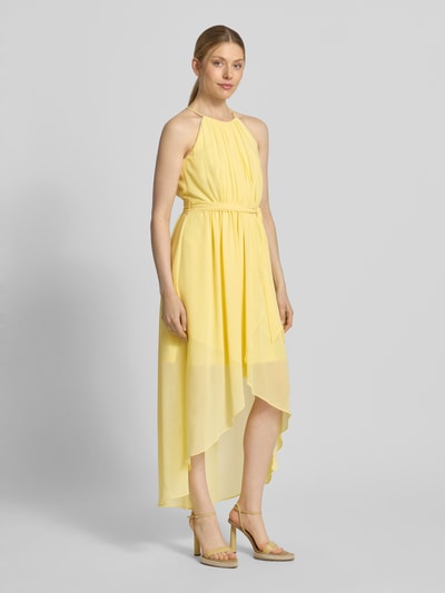 Modelka kobieca nosi Maxikleid in Falten-Optik od Jake*s Cocktail, żółty kolor, podszewka, krój taliowany, fason plisowany, odpinany pasek, bez rękawów, długość tyłu w rozmiarze 36: 140 cm, szerokość w rozmiarze 36: 32 cm, pełny widok z przodu