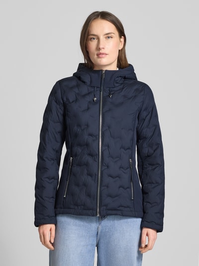 Frauenmodel trägt Regular Fit Steppjacke mit Kapuze von s.Oliver RED LABEL, Optik: Unifarben, Reißverschlusstaschen, Ganzkörperansicht von vorne.