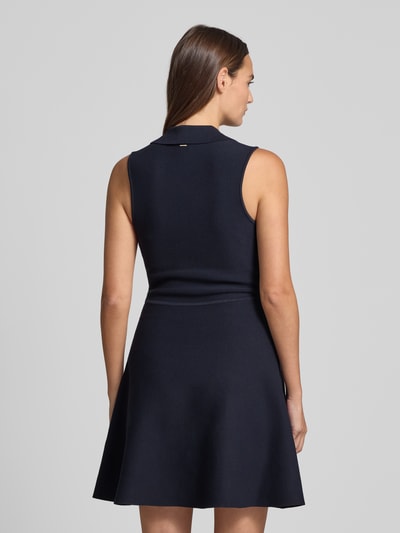 Frauenmodel trägt figurbetontes Freizeitkleid aus Viskose-Mix Modell 'FAYALAN' von BOSS in Dunkelblau, glatte Textur, Ganzkörperansicht Rückansicht. Damen Freizeitkleid.