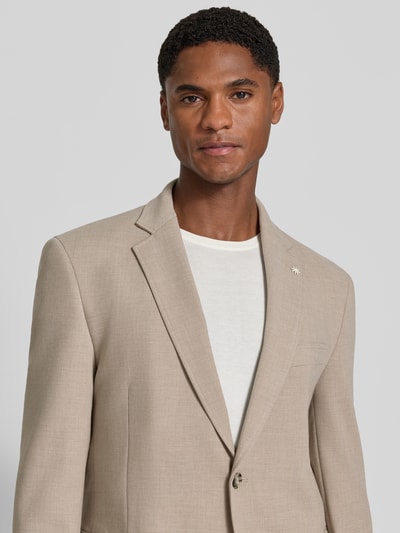 Männermodel trägt Slim Fit Sakko mit Viskose-Anteil van Manuel Ritz in beige, Materiaalmix met viscose, Reverskraag, Borstzak, Knoopsluiting, zijzakken, Nahaufnahme Oberkörper