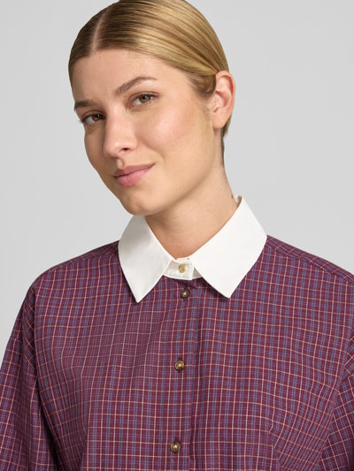Frauenmodel trägt Oversized Langarmbluse aus reiner Baumwolle von Jake*s Casual in Lila mit Karomuster, Nahaufnahme Oberkörper.