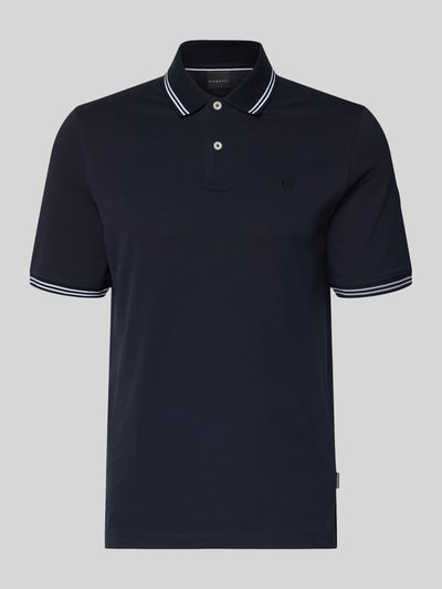 Produktfoto, Regular Fit Poloshirt mit Logo-Stitching von bugatti aus reiner Baumwolle, dunkelblau mit weißen Details, glatte Textur, kurze Knopfleiste, Polokragen, Label-Detail, Vorderansicht