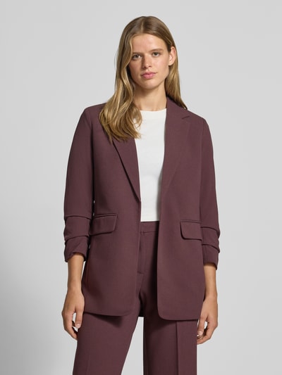 Frauenmodel trägt Regular Fit Longblazer mit 3/4-Arm Modell 'KALINA' von ONLY in dunklem Bordeaux, glatte Oberfläche, Nahaufnahme Oberkörper, Damen Longblazer von ONLY.