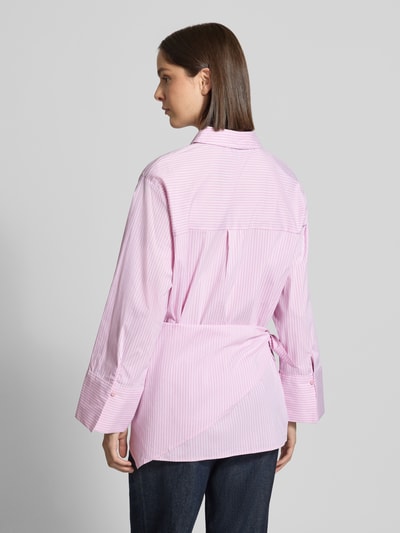 Frauenmodel trägt Regular Fit Hemdbluse aus Baumwoll-Mix Modell 'Dita' von Neo Noir, rosa-weiß gestreift, Rückenansicht, Ganzkörperansicht