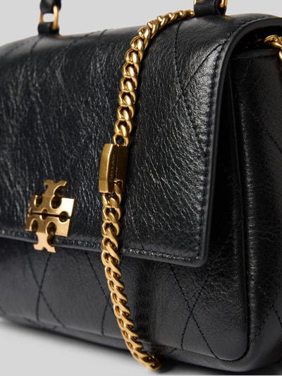 Produktfoto, Crossbody Bag in Stepp-Optik von Tory Burch, schwarzes Leder, goldene Kettenriemen, Logo-Detail, Nahaufnahme, Hauptfach mit Überschlag, Innenfach mit Reißverschluss, Maße ca. 16x12x6 cm