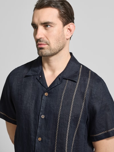 Männermodel trägt Casual Fit Leinenhemd mit Stitchings von PAUL SMITH in Dunkelblau, Reverskragen, Nahaufnahme Oberkörper. Reines Leinen, Rückenlänge 75 cm, Schulterbreite 45 cm, Ärmellänge 25 cm.