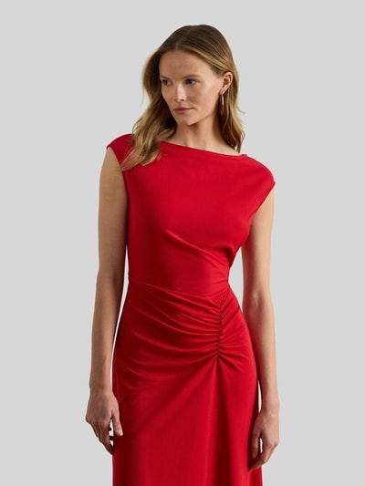 Kobiece model prezentuje sukienka midi z marszczonymi fałdami w talii od Lauren Ralph Lauren, efekt: jednolity kolor, krój podkreślający figurę, długość midi, dekolt w łódkę, jednolita faktura, kolor czerwony, Nahaufnahme Oberkörper.