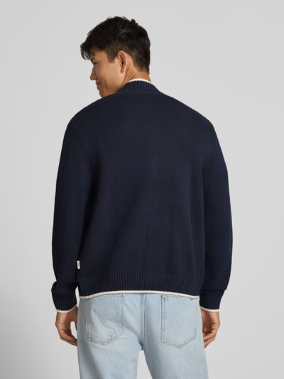 Männermodel trägt Strickjacke mit Reißverschluss Modell 'FREDERIKSBERG' von JACK & JONES in Dunkelblau, Baumwoll-Mix, Rückansicht, Ganzkörperansicht Rückansicht. Regular Fit, gerippter Stehkragen, Kontraststreifen, Rückenlänge 66 cm, Ärmellänge 74 cm.