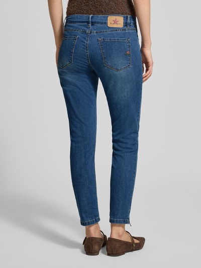 Vrouwenmodel draagt Cropped Jeans mit Eingrifftaschen van Buena Vista in slim fit van katoenmix met stretch, blauwe kleur, cropped lengte, detailopname van de achterzijde