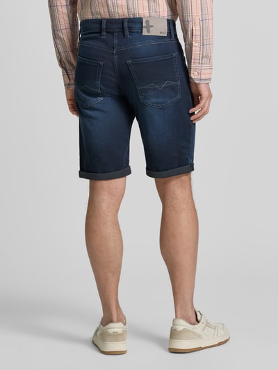 Männermodel trägt Regular Fit Bermudas in Denim-Optik mit Eingrifftaschen von MAC, Baumwoll-Elasthan-Mix, Used-Look, Umschlag, Ganzkörperansicht Rückansicht.
