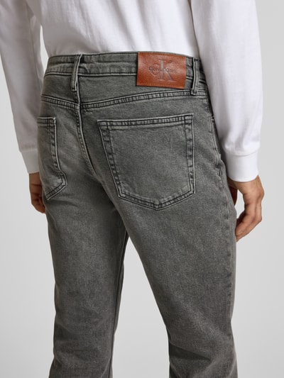 Calvin Klein Jeans Jeansy o kroju slim fit z efektem znoszenia i detalem z logo Średnioszary 3