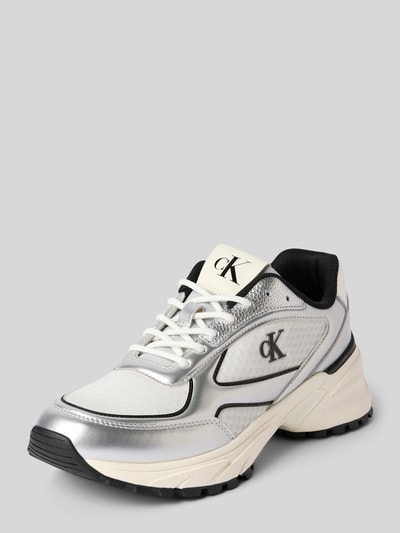 Produktfoto, Sneaker mit Kontrastbesatz in metallic Modell 'HIKE RUNNER' von Calvin Klein Jeans, rund, silberfarben, strukturierte biała podeszwa, sznurowanie, detal z logo, wysokość obcasa w rozmiarze 40: 7 cm, wysokość cholewki w rozmiarze 40: 5 cm, szerokość w rozmiarze 40: 7 cm