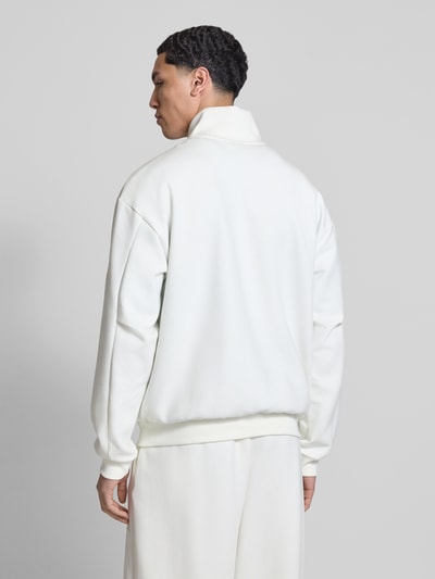 Männermodel trägt Regular Fit Sweatjacke aus reiner Baumwolle von adidas Sportswear in Unifarben mit Stehkragen, Ganzkörperansicht Rückansicht.