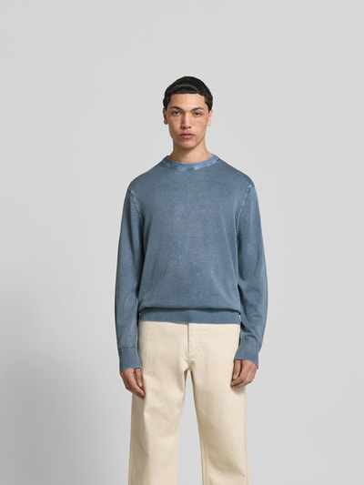 Männermodel trägt Relaxed Fit Pullover in Strick-Optik von ANNARR aus Reine Baumwolle, Rundhalsausschnitt, elastische Abschlüsse, Ganzkörperansicht von vorne.