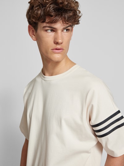 adidas Originals T-shirt z charakterystycznymi dla marki paskami Złamany biały 3
