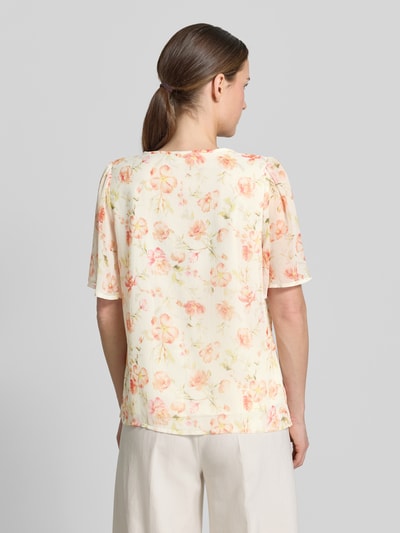 Vrouwenmodel draagt Blusenshirt mit Schlüsselloch-Ausschnitt Modell 'EMMA' van Vila, regular fit, all-over look, ruglengte maat 36: 60 cm, mouwlengte maat 36: 29 cm, licht bloemenpatroon, zachte textuur, Ganzkörperansicht Rückansicht.