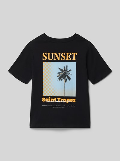 Jongen draagt T-shirt met motiefprint model 'CITY' van Jack & Jones, puur katoen, regular fit, ronde hals, ruglengte maat 140: 53 cm, rugaanzicht.