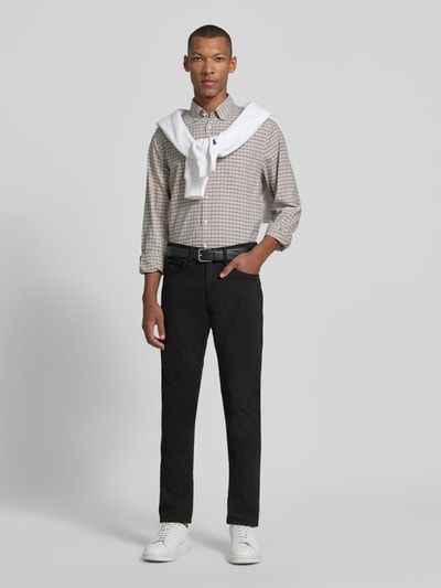 Mannenmodel draagt Slim Fit Jeans uit katoenmix model 'SULLIVAN' van Polo Ralph Lauren in zwart, rechte pijpen, glad oppervlak, volledige lichaamsvooraanzicht.