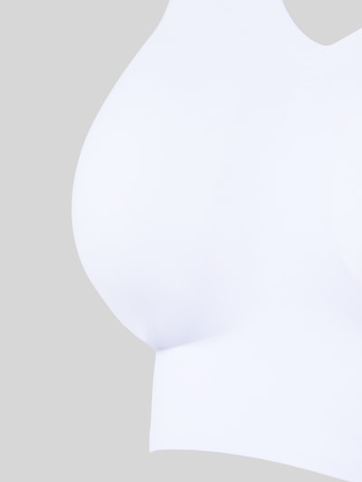 Produktfoto, weißes Bustier mit Stretch-Anteil Modell 'INVISIBLE SOFT' von Schiesser, glatte Oberfläche, elastischer Bund, wattierte Pads