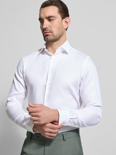 Männermodel trägt Slim Fit Business-Hemd mit structuurpatroon en kentkraag van Jake*s, puur katoen, ganzkörperansicht von vorne, context: ruglengte maat 39/40 70 cm, schouderbreedte 45 cm, mouwlengte 68 cm