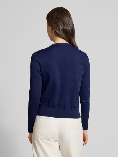 Frauenmodel trägt Regular Fit Strickjacke aus Baumwoll-Mix von Polo Ralph Lauren in Dunkelblau, glatte Textur, Ganzkörperansicht Rückansicht.