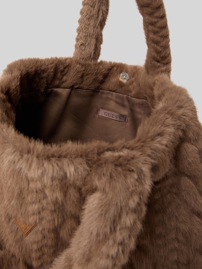 Produktfoto, braune Handtasche aus Kunstfell mit Label-Detail von GUESS, weiche Textur, Magnetverschluss, Innenfutter sichtbar, Kontext: Damen Handtasche von GUESS, Kunstfell, Hauptfach mit Magnetverschluss, Label-Detail, Tragehenkel, Breite 42 cm, Länge 25 cm, Tiefe 16 cm, Länge Schulterriemen 46 cm